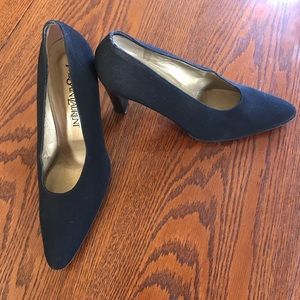 Yves Saint Laurent Black Pumps